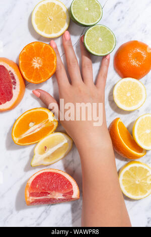 Zitrusfrüchte. Orange, Zitrone, Grapefruit, Mandarine und Limette auf eine trendige Stein Hintergrund Stockfoto