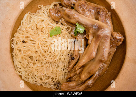 Nudel mit gebratener Ente, Thai Food, chinesisches Essen Stockfoto
