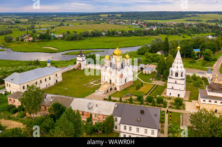 Antenne drone Ansicht der Geburt der Gottesgebärerin und St. Therapont Luzhetsky Kloster, Mozhaysk Stockfoto