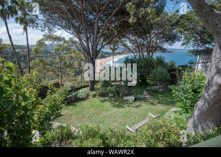 Der Bibelgarten mit Blick auf Palm Beach in Sydney Australien ist ein kleiner Garten mit Terrasse in 1963 gebaut und auf die Bangor Cathedral im Norden von Wales auf der Grundlage Stockfoto