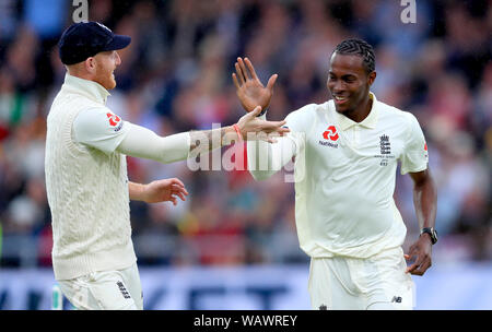 England's Jofra Archer (rechts) feiert die wicket von Australiens Marcus Harris während des Tages eine der dritten Asche Test Match in Leeds. Stockfoto