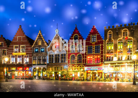 Dekorierte und beleuchtete Marktplatz in Brügge, Belgien. Stockfoto