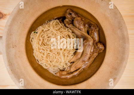 Nudel mit gebratener Ente, Thai Food, chinesisches Essen Stockfoto