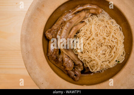 Nudel mit gebratener Ente, Thai Food, chinesisches Essen Stockfoto