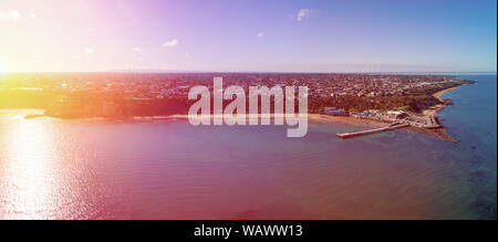 Breite Antenne Panorama der Sonnenaufgang über Half Moon Beach und Black Rock Wharf in Melbourne, Australien Stockfoto