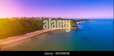 Luftaufnahme Sonnenaufgang über Edward Street Beach und Red Bluff in Black Rock, Melbourne, Australien Stockfoto