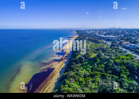 Malerische Port Phillip Bay Küste mit Melbourne CBD Wolkenkratzer im Abstand auf sonnigen Tag Stockfoto