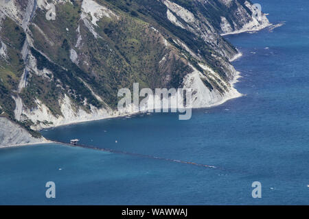 Klippen und Strände des Monte Conero Vorgebirge in der Adria. Ancona, Marken, Italien Stockfoto