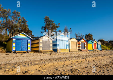 Bunte Badehäuschen am Strand von Roma Küstenlinie in Melbourne, Australien Stockfoto