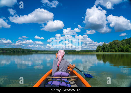 Im Kanu auf dem Muckersee Jezioro Mokre, UNESCO Biosphärenreservat Masurische Gesehen bei Krutyn, Ermland-Masuren, Polen, Europa | Kanu auf dem Nasser See Stockfoto