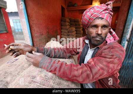 Markt Anbieter auf dem Markt am Ufer des Flusses Buriganga in Dhaka, Bangladesh Stockfoto