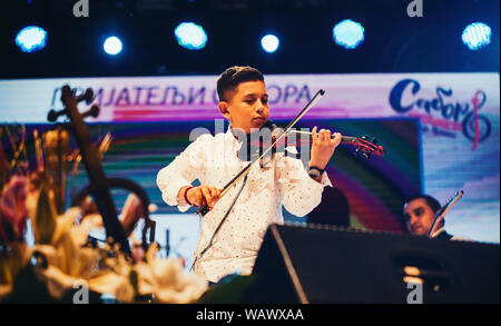 Pranjani, Serbien - 18. August 2019: junge Violinistin Joca Piromanac Vasic, junior Sieger des ersten Festival der Geiger in Serbien. Stockfoto