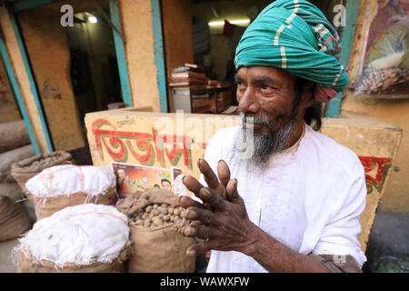 Markt Anbieter auf dem Markt am Ufer des Flusses Buriganga in Dhaka, Bangladesh Stockfoto