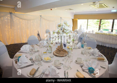 Hochzeit Zimmer, alle gekleidet und bereit für die Hochzeit, Hochzeit frühstück Feier, Hochzeit in Shropshire, England Stockfoto