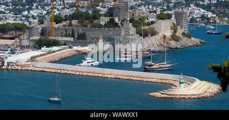 Bodrum, Marmaris/Türkei - August 14., 2019: Die Burg von Bodrum unter intensiver Restaurierungsarbeiten. Das Schloss von St. Peter. Stockfoto