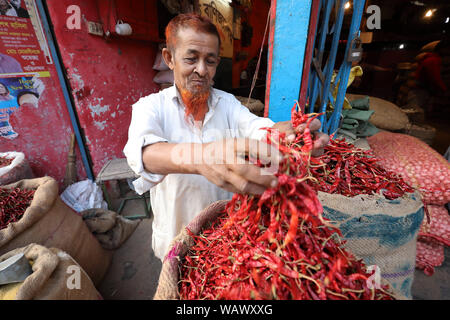 Markt Anbieter auf dem Markt am Ufer des Flusses Buriganga in Dhaka, Bangladesh Stockfoto