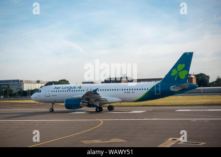 Eine Aer Lingus Airbus A 320-214 (EI-DVL) Rollen in London Heathrow Terminal 5, London, UK. Stockfoto