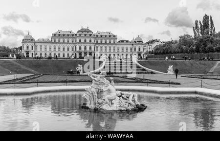 Ein schwarz-weißes Bild des Schloss Belvedere (Haupthaus) ane nahe gelegenen Brunnen Statue. Stockfoto