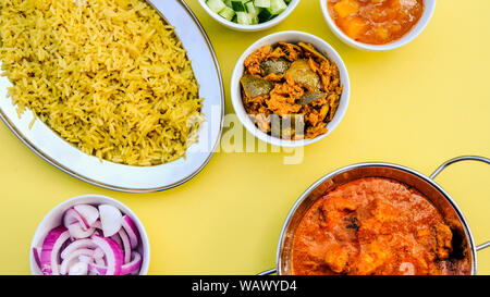 Im indischen Stil Butter Chicken Curry und Pilau Gelber Reis Reis Stockfoto