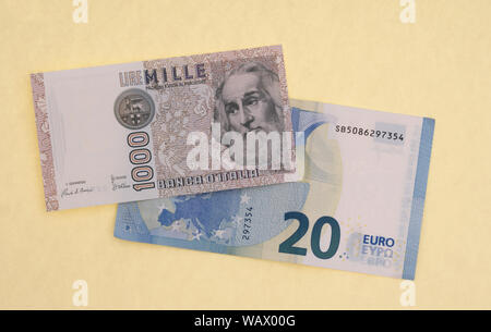 MASSA CARRARA, Italien - 14 AUGUST 2019: Italienische Lire alte und überholte Hinweis Overlays und Teil verdeckt neue Euro beachten. Stockfoto