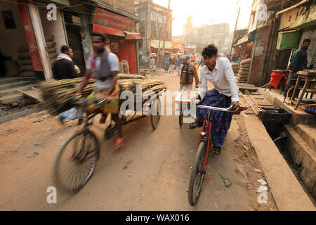 Rikscha Fahrer in den traditionellen Markt am Ufer des Flusses Buriganga in Dhaka, Bangladesh Stockfoto
