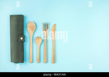 Umweltfreundliche Bambus Besteck auf blauem Hintergrund. Null Abfall Konzept. Stockfoto