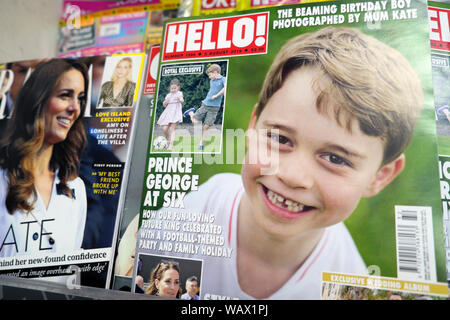 Prince George um sechs auf seinem Geburtstag und Mutter Kate Herzogin von Cambridge auf der vorderen Abdeckung des Hallo! Magazin am Kiosk Regal London UK 2019 Stockfoto