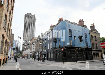 Cromwell Tower Barbican Luxus-Wohngebäude Wohngebäude & zwei Brauer Pub am Ende leer Whitecross Street EC2 East London England Großbritannien KATHY DEWITT Stockfoto