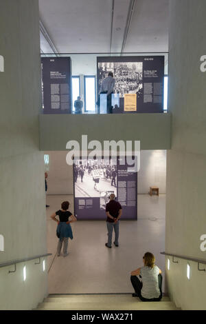 2 Ebenen Ansicht der Besucher in NS-Dokumentationszentrum München (Dokumentationszentrum für die Geschichte des Nationalsozialismus), München, Deutschland. Stockfoto