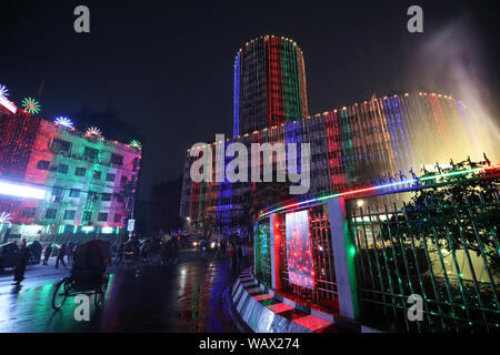 Dhaka bei Nacht am Tag des Sieges in Dhaka, Bangladesh. Der Tag des Sieges erinnert an die Unabhängigkeit Bangladeschs von Pakistan. Stockfoto