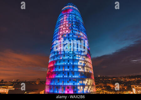 BARCELONA, Spanien - 7. AUGUST 2019: Torre Agbar Turm (Torre Herrlichkeiten) Gebäude Außenansicht bei Nacht mit Beleuchtung Stockfoto