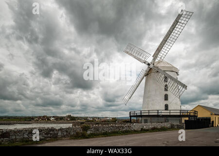 Blennerville, County Kerry, Irland - 18. Mai 2019. Die blennerville Windmühle, Baujahr 1800, liegt an der Mündung des Flusses Lee und ist der Große Stockfoto