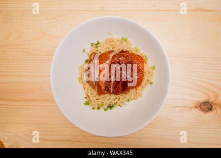 Nudel mit gebratener Ente, Thai Food, chinesisches Essen Stockfoto