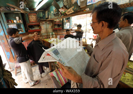 Ein Kunde bekommt einen Haarschnitt in einem Friseursalon in Old Dhaka, Bangladesch Stockfoto