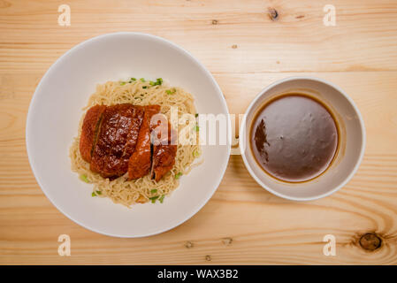 Nudel mit gebratener Ente, Thai Food, chinesisches Essen Stockfoto