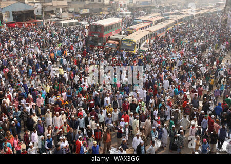 Muslimische Pilger beten am Bishwa Ijtema in Dhaka, Bangladesh. Bishwa Ijtema ist die größte islamische Gemeinde der Welt. Stockfoto
