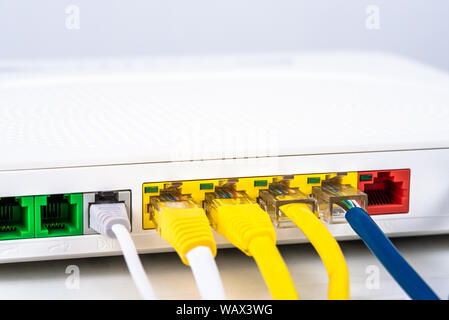 Nahaufnahme von der Rückseite eines Modem Router mit bunten Netzwerkkabel Stockfoto