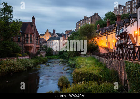 Anzeigen von Dean Dorf entlang der Wasser des Leith im Zentrum von Edinburgh in der Dämmerung. Lange Belichtung. Stockfoto