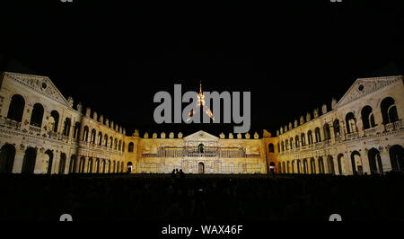 Paris. 21 Aug, 2019. Foto am 12.08.21, 2019 zeigt eine Ton- und Licht Show' die Nacht des Invalides" an der Military Museum Les Invalides in Paris, Frankreich. Die Show, die vom 12. Juli 12.08.30, zeigt 3.000 Jahre Geschichte mit 45 Minuten der Computergrafik. Credit: Gao Jing/Xinhua/Alamy leben Nachrichten Stockfoto