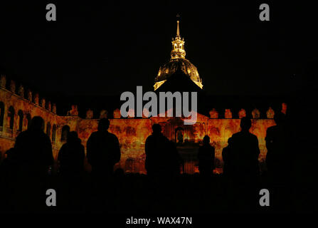 Paris. 21 Aug, 2019. Foto am 12.08.21, 2019 zeigt eine Ton- und Licht Show' die Nacht des Invalides" an der Military Museum Les Invalides in Paris, Frankreich. Die Show, die vom 12. Juli 12.08.30, zeigt 3.000 Jahre Geschichte mit 45 Minuten der Computergrafik. Credit: Gao Jing/Xinhua/Alamy leben Nachrichten Stockfoto