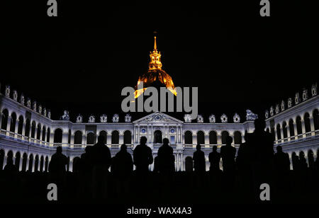 Paris. 21 Aug, 2019. Foto am 12.08.21, 2019 zeigt eine Ton- und Licht Show' die Nacht des Invalides" an der Military Museum Les Invalides in Paris, Frankreich. Die Show, die vom 12. Juli 12.08.30, zeigt 3.000 Jahre Geschichte mit 45 Minuten der Computergrafik. Credit: Gao Jing/Xinhua/Alamy leben Nachrichten Stockfoto