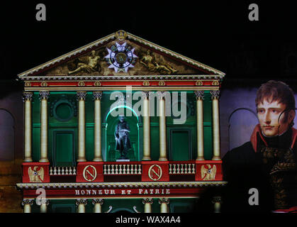 Paris. 21 Aug, 2019. Foto am 12.08.21, 2019 zeigt eine Ton- und Licht Show' die Nacht des Invalides" an der Military Museum Les Invalides in Paris, Frankreich. Die Show, die vom 12. Juli 12.08.30, zeigt 3.000 Jahre Geschichte mit 45 Minuten der Computergrafik. Credit: Gao Jing/Xinhua/Alamy leben Nachrichten Stockfoto