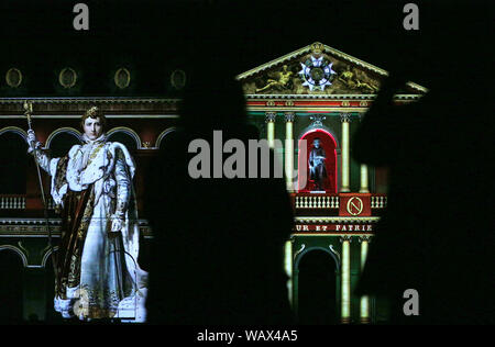 Paris. 21 Aug, 2019. Foto am 12.08.21, 2019 zeigt eine Ton- und Licht Show' die Nacht des Invalides" an der Military Museum Les Invalides in Paris, Frankreich. Die Show, die vom 12. Juli 12.08.30, zeigt 3.000 Jahre Geschichte mit 45 Minuten der Computergrafik. Credit: Gao Jing/Xinhua/Alamy leben Nachrichten Stockfoto