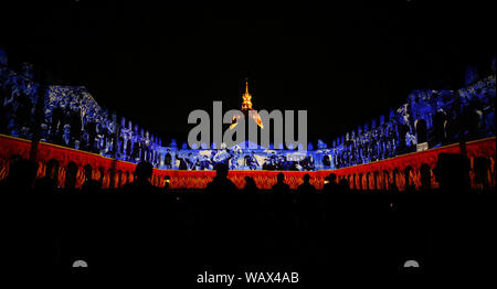 Paris. 21 Aug, 2019. Foto am 12.08.21, 2019 zeigt eine Ton- und Licht Show' die Nacht des Invalides" an der Military Museum Les Invalides in Paris, Frankreich. Die Show, die vom 12. Juli 12.08.30, zeigt 3.000 Jahre Geschichte mit 45 Minuten der Computergrafik. Credit: Gao Jing/Xinhua/Alamy leben Nachrichten Stockfoto