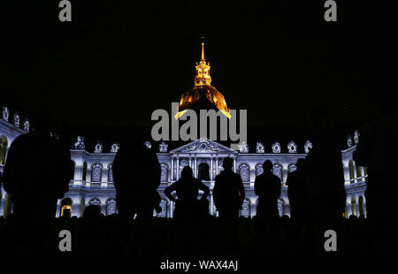 Paris. 21 Aug, 2019. Foto am 12.08.21, 2019 zeigt eine Ton- und Licht Show' die Nacht des Invalides" an der Military Museum Les Invalides in Paris, Frankreich. Die Show, die vom 12. Juli 12.08.30, zeigt 3.000 Jahre Geschichte mit 45 Minuten der Computergrafik. Credit: Gao Jing/Xinhua/Alamy leben Nachrichten Stockfoto