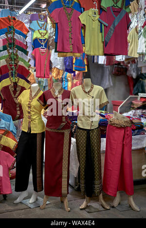 Traditionelle Kleidung. Thai Frauen Kostüme und traditionelle Kleidung zum Verkauf. Thailand Südostasien Stockfoto