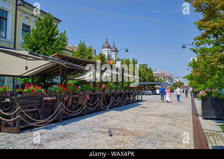 IASI, Rumänien - 19. AUGUST 2019: Pietonal Straße in Iasi mit Restaurants und Geschäften. Stockfoto