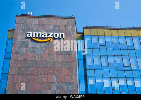 IASI, Rumänien - 19. AUGUST 2019: Amazon Unternehmen Händler Logo auf Bürogebäude in Iasi Stockfoto