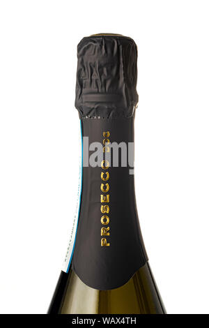 Der mit schwarzer Folie bedeckte Hals einer offenen Flasche Prosecco auf weißem Hintergrund Stockfoto