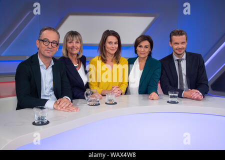 Von links: Jan FLEISCHHAUER, Kolumnist, Journalist, Cornelia KUPSCH (aus der DDR vor 30 Jahren floh), Anja Reschke, (ARD-Moderator, Panorama), Sandra Maischberger, Moderatorin, Florian Schroeder, Kabarettist, "aischberger", Talk Show, WDR/ARD, 21.08.2019. | Verwendung weltweit Stockfoto